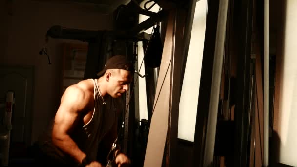 Νέοι bodybuilder κατάρτισης σε ένα γυμναστήριο. — Αρχείο Βίντεο