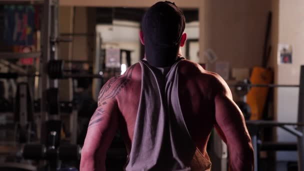 Jeune bodybuilder entraînement dans une salle de gym. Mouvement lent 4K — Video