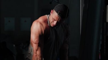 Bir spor salonunda eğitim genç vücut geliştiricisi. Yavaş hareket 4k
