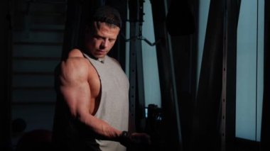Bir spor salonunda eğitim genç vücut geliştiricisi. Yavaş hareket 4k