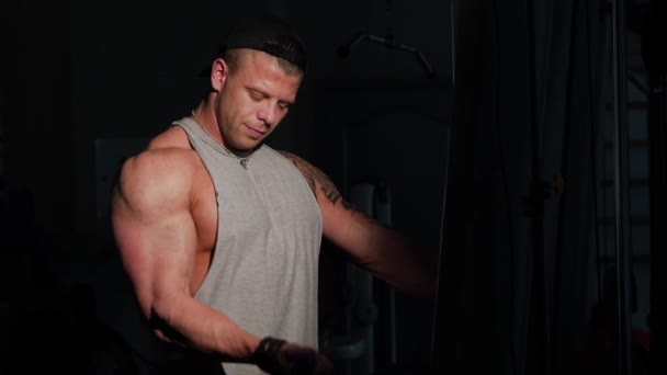 Unga bodybuilder träning i gym. Slow motion 4k — Stockvideo