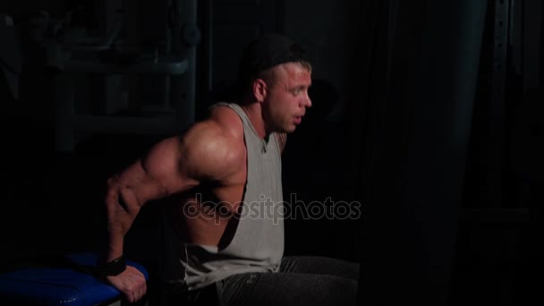 Jonge bodybuilder trainen in een sportschool. Slow motion 4k — Stockvideo