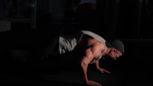 Νέοι bodybuilder κατάρτισης σε ένα γυμναστήριο. Αργή κίνηση 4k — Αρχείο Βίντεο