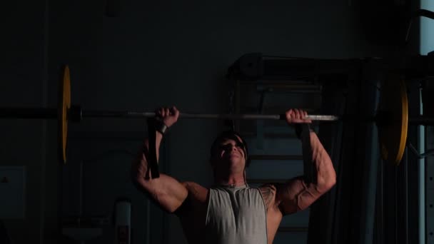 Junger Bodybuilder beim Training in einem Fitnessstudio. Zeitlupe 4k — Stockvideo