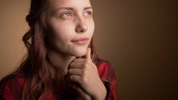 Emocional chica adolescente feliz hacer caras divertidas, bailar y divertirse. Expresando positividad y alegría. 4K — Vídeos de Stock