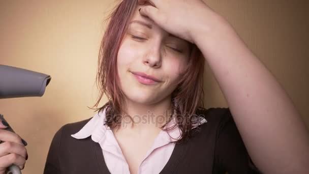 Menina adolescente feliz emocional fazer rostos engraçados enquanto seca o cabelo. Movimento lento — Vídeo de Stock
