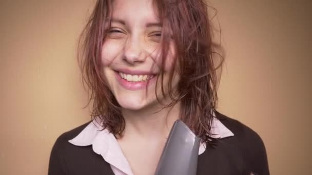 Эмоциональная счастливая девочка-подросток делает смешные лица, высушивая волосы. Медленное движение — стоковое видео