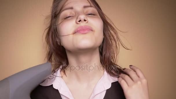 Ragazza adolescente felice emotivo fare facce divertenti durante l'essiccazione dei capelli. Rallentatore — Video Stock