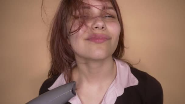 Menina adolescente feliz emocional fazer rostos engraçados enquanto seca o cabelo. Movimento lento — Vídeo de Stock