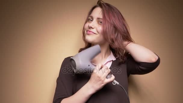 Emocjonalne szczęśliwy nastolatek dziewczyna zrobić śmieszne twarze podczas suszenia jej włosy. Zwolnionym tempie — Wideo stockowe