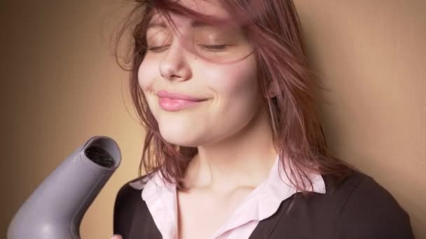 Emocional chica adolescente feliz hacer caras divertidas mientras se seca el cabello. Movimiento lento — Vídeo de stock