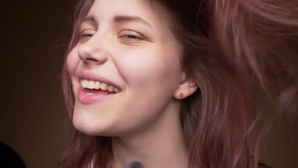 Émotionnel adolescent heureux fille faire des visages drôles tout en séchant ses cheveux. Mouvement lent — Video