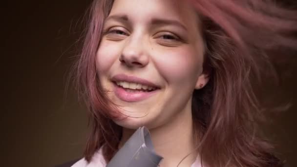 Érzelmi boldog tinédzser lány haját szárítás közben, hogy vicces arcok. Lassú mozgás — Stock videók