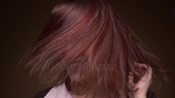 Menina adolescente feliz emocional fazer rostos engraçados enquanto seca o cabelo. Movimento lento — Vídeo de Stock