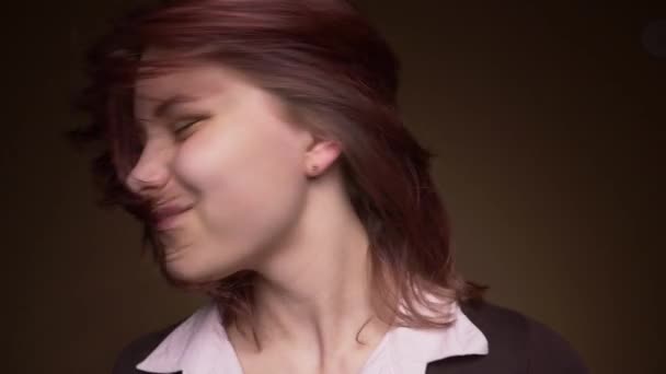 Menina adolescente feliz emocional fazer rostos engraçados enquanto seca o cabelo. Movimento lento — Vídeo de Stock