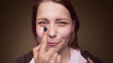 Genç kız içine kamera ayna ve krem 4 k Uhd slowmo bulaşması gibi görünüyor