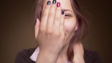 Genç kız içine kamera ayna ve krem 4 k Uhd slowmo bulaşması gibi görünüyor