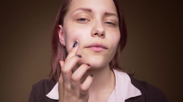 Teen κορίτσι που μοιάζει σε κάμερα ως καθρέφτη και επάλειψη κρέμα 4k Uhd slowmo — Αρχείο Βίντεο