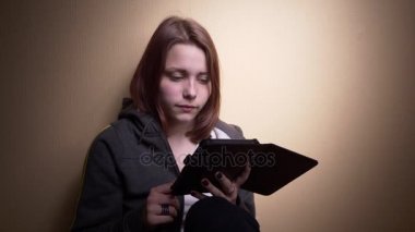 Ebook okuyucu ile Teen öğrenci