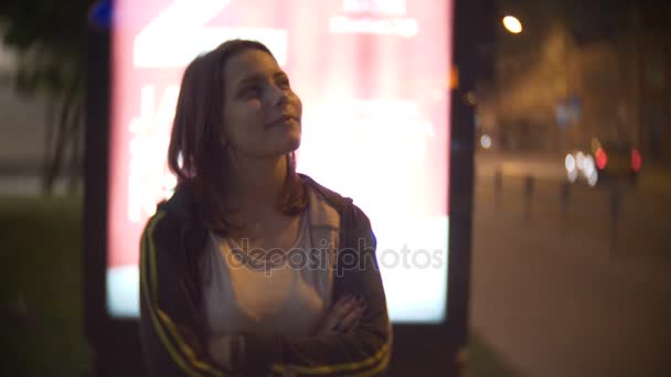 밤 도시의 거리에 귀여운 웃는 십 대 여자의 초상화. 4 k slowmo — 비디오