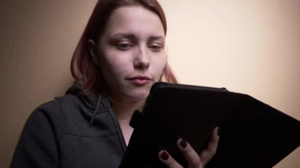 Estudante adolescente com leitor de ebook — Vídeo de Stock