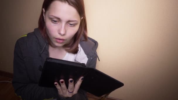 Ученик-подросток с электронным читателем — стоковое видео