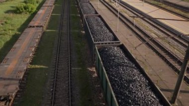 Demiryolu parça slowmo üzerinde kömür vagonları