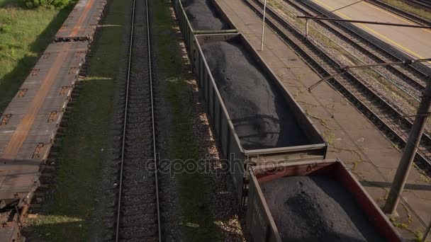 철도 트랙 slowmo에 석탄 마차 — 비디오