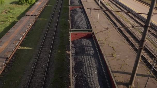 Медленно движутся угольные вагоны по железнодорожным путям — стоковое видео