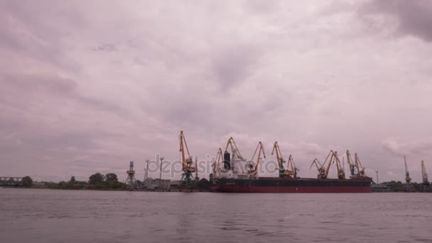 Puerto marítimo, vista desde el barco en movimiento — Vídeo de stock