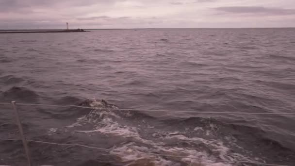 바다 질병입니다. 바다 파도에 보트 4 k slowmo — 비디오