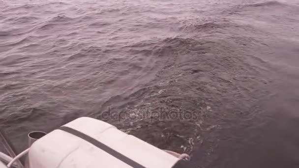 Enfermedad marina. Las olas del mar en un barco 4K slow mo — Vídeos de Stock