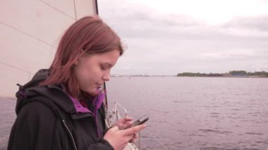 Bir teknede genç kız taze deniz hava 4 k Uhd slowmo hoşlanır