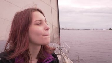 Bir teknede genç kız taze deniz hava 4 k Uhd slowmo hoşlanır