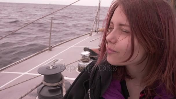 Νεαρή κοπέλα σε μια βάρκα απολαμβάνει θαλασσινό αέρα 4k Uhd slowmo — Αρχείο Βίντεο