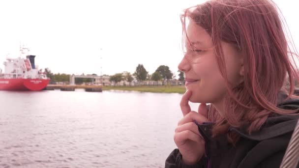 Молода дівчина на човні насолоджується свіжим морським повітрям 4K UHD slowmo — стокове відео