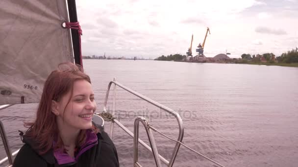 Chica joven en un barco disfruta del aire fresco del mar 4K UHD slow — Vídeo de stock