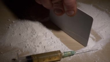 Uyuşturucu yığın ve şırınga. Bağımlılık kavramı