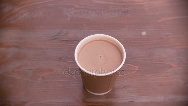 Fresh coffee in a disposable paper cup — Stock Video