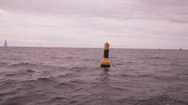 Le mal de mer. Vagues de mer sur un bateau 4K slowmo 