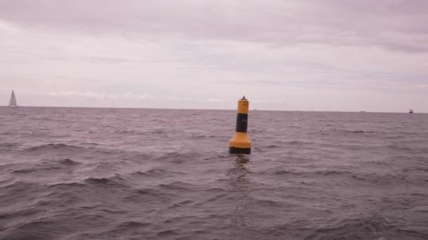 Enfermedad marina. Las olas del mar en un barco 4K slow mo — Vídeo de stock