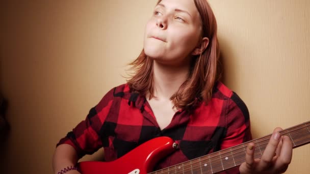 Tini lány gitározni otthon. Közeli kép: 4k lassú mozgás — Stock videók