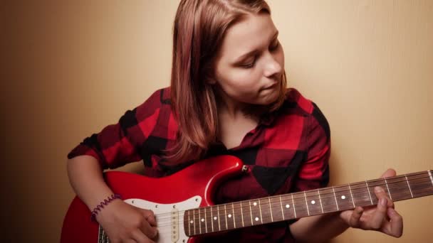 Teen Girl tocando la guitarra en casa. Primer plano 4K cámara lenta — Vídeos de Stock