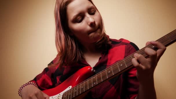 Teen Girl tocando la guitarra en casa. Primer plano 4K cámara lenta — Vídeo de stock