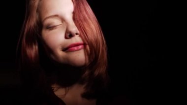 Eğleniyor ve komik surat, 4 k Uhd slowmo genç kız