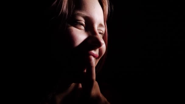 Adolescente s'amuser et faire des visages drôles, 4K UHD slowmo 