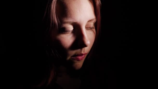 Adolescente s'amuser et faire des visages drôles, 4K UHD slowmo 