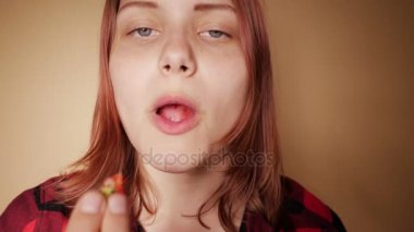 Genç kız çilek yeme