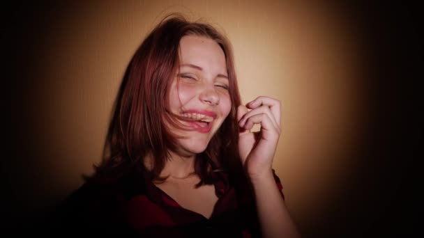 Teen ragazza divertirsi e fare facce divertenti, 4K UHD slowmo — Video Stock