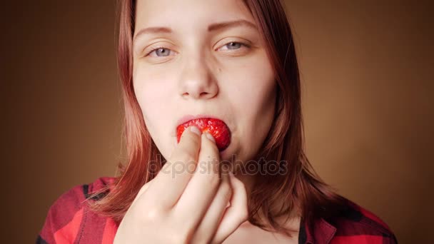 Chicas jóvenes comiendo fresa — Vídeo de stock